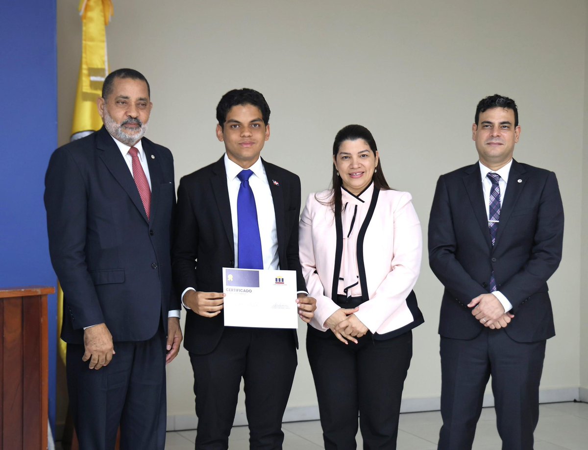 cippucmmcsd's tweet photo. El pasado jueves, el Club de Ideas Políticas celebró la juramentación de nuestra nueva directiva para la gestión 2024-2025.

Con gran entusiasmo, recibimos oficialmente esta directiva, confiados en que alcanzaremos nuevos logros y proyectos.🌟 https://t.co/MMonZ5HCYz