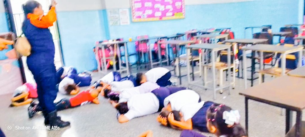 CatedralCDCE's tweet photo. U.E.D Bolívar en enlace con Protección Civil formando a los estudiantes con la Charla: "¿Qué hacer en caso de terremoto?
@NicolasMaduro 
@_LaAvanzadora 
@CDCECaracas
@gracielamarilis https://t.co/24aNmQpGeM