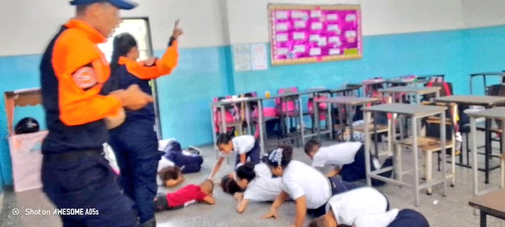 CatedralCDCE's tweet photo. U.E.D Bolívar en enlace con Protección Civil formando a los estudiantes con la Charla: "¿Qué hacer en caso de terremoto?
@NicolasMaduro 
@_LaAvanzadora 
@CDCECaracas
@gracielamarilis https://t.co/24aNmQpGeM