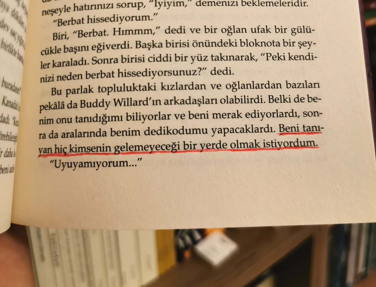 "beni tanıyan hiç kimsenin gelemeyeceği bir yerde olmak istiyordum."

sırça fanus.
sylvia plath.
