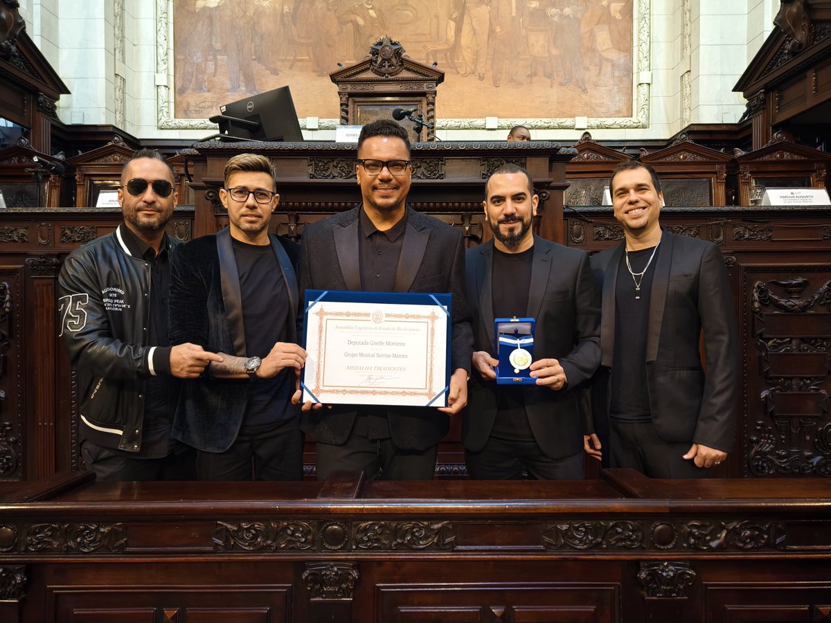 sorrisomaroto's tweet photo. Hoje recebemos a maior honraria do legislativo estadual do Rio de Janeiro - a medalha Tiradentes.

Com 26 anos de história, hoje somos homenageados pelo que construímos na música, pelo que construímos no nosso pagode e pelo que representamos para o povo carioca e Fluminense, o que só faz crescer a nossa responsabilidade. 

Poder inspirar, servir como exemplo pra tantos é o que nos move.
Nossa música como objeto de transformação é o que sempre sonhamos, ser reconhecido por isso é sinal que estamos no caminho certo.

Obrigado a assembleia legislativa, pela maior honraria que um civil pode receber, obrigado Deputada Giselle Monteiro.