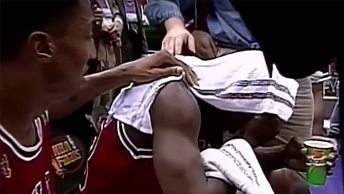 altieribruno's tweet image. Michael Jordan cae derrumbado en el banco de suplentes.

Las gotas de transpiración bajan desde su frente como un río que desciende de una montaña.

Siente escalofríos. Náuseas.  Estamos en Salt Lake City.

11 de Junio de 1997. Exactamente 27 años atrás.

5° juego de Finales NBA.