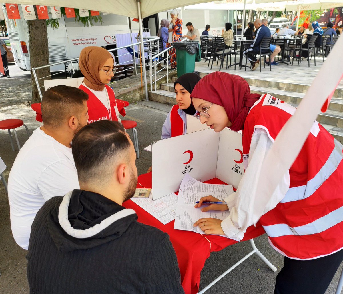 nurettin_yiyit's tweet photo. Türk Kızılay’ın 156. kuruluş yıl dönümü ve 14 Haziran Dünya Kan Bağışçıları Günü münasebetiyle, Kızılay ve hastanemizin iş birliğinde "Kan Bağışı" kampanyası gerçekleştirdik.
#Kızılay #DünyaKanBağışçılarıGünü #Zeytinburnu #ZeytinburnuKızılay #kasder #efder #kasid https://t.co/9TOzCPTX6h