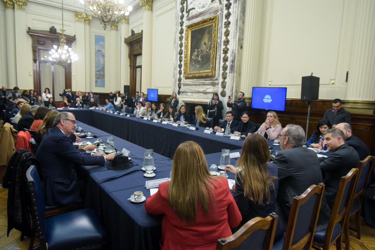 🇮🇹🤝🇦🇷 Fructífero encuentro con los colegas del Sistema 🇮🇹 y los miembros del nuevo Grupo Parlamentario de Amistad con la República Italiana de la Hon. Cámara de Diputados, para seguir fortaleciendo la cooperación bilateral a través de la diplomacia parlamentaria.
<a href="/ItalyMFA_int/">Italy MFA</a>