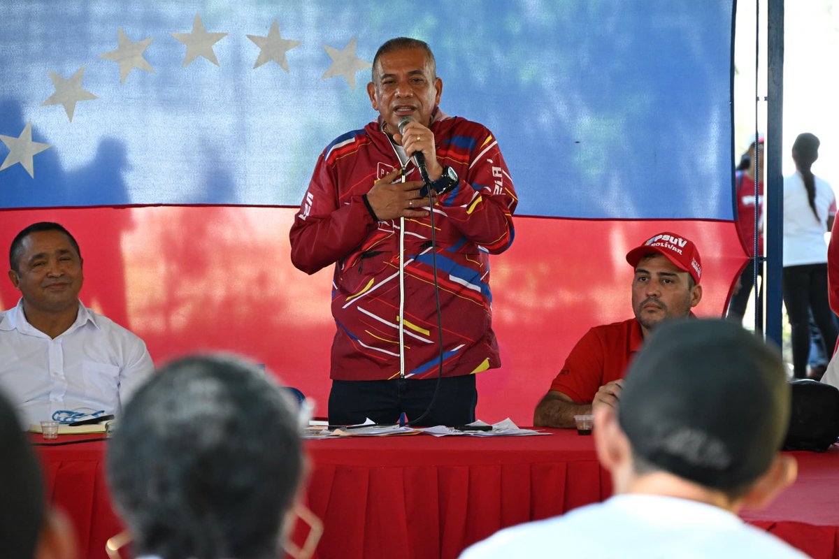 amarcanopsuv's tweet photo. Que grato compartir militante con mis estructuras del @PartidoPSUV aquí en Caicara del Orinoco . 
Dios los bendiga a todos y todas  sigamos venciendo con @NicolasMaduro https://t.co/QP2iWSamjM