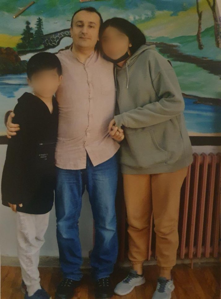 sevincozarslan's tweet photo. 8 yıldır Sincan’da tutuklu olan KHK’lı Mahmut Kurt: 

"Hak etmediğim bir cezaya çarptırıldım, cezayı çektim ve BİTTİ. 3-5 kişinin keyfi kararlarıyla benim ve evlatlarımın hayatı karartılıyor! Allah aşkına sesimi duyun! İMDAAT!!!” @adalet_bakanlik 

Sincanda Denetimliİşkencesi https://t.co/5zo7Ewhre2