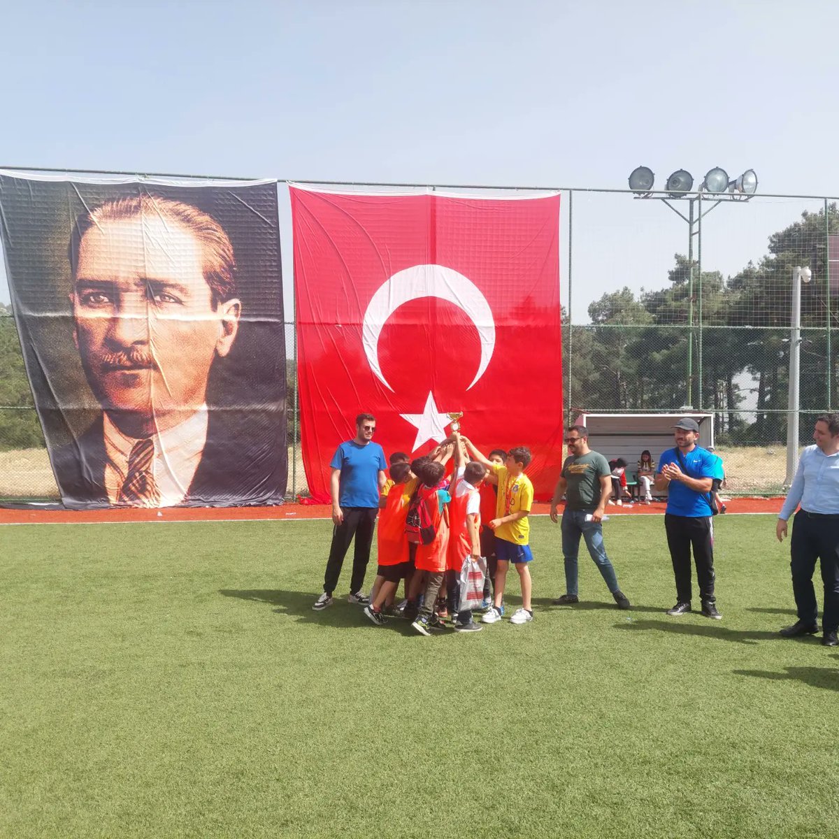 candiroguzonder's tweet photo. Sütçüler İlçe Milli Eğitim Müdürümüzce düzenlenen okullar arası futbol turnuvasında İlkokullar arasında Çandır Oğuz Önder İlkokulu olarak 3. Ortaokullar arasında Çandır Oğuz Önder Ortaokulu olarak 2. olduk. Tüm öğrenci ve öğretmenlerimizi tebrik ederiz.
https://t.co/3ouP4sffp2 https://t.co/SKrgHwz2YM