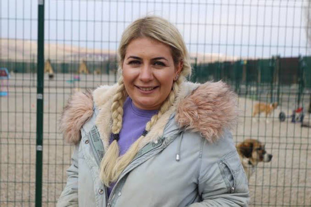 Per1hann's tweet photo. Şanlıurfa belediyesi değil buket Özgünlü yargılanıyor . Köpeği boğan tepesine inen değil, buket özgünlü tutuklanıyor .Naptı bu kadın ? Halk sağlığını tehlikeye attı denilerek tutuklanıyor . Operasyon hesapları hedef aldı bir anne evladından ayrıldı #BuketÖzgünlüyalnızdeğildir https://t.co/Y0gdVjmOW1