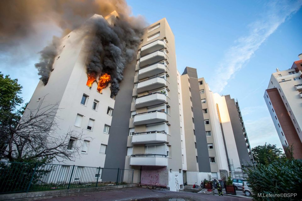 🇨🇵🚨 FLASH - Un adolescent a provoqué un incendie dans son immeuble en tentant d’installer iOS 18 sur son iPhone 6.