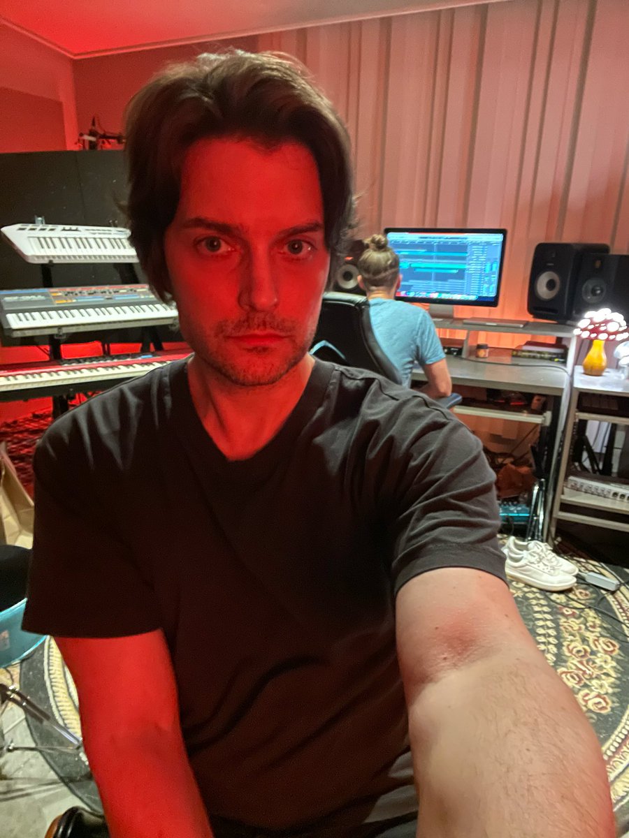 seanskyler's tweet photo. Took some of that @jonbonjovi work ethic into the studio in Nashville this weekend. Can’t wait to share new music soon! 🖤
#nashville #songwriters https://t.co/hd3UY2kxBt