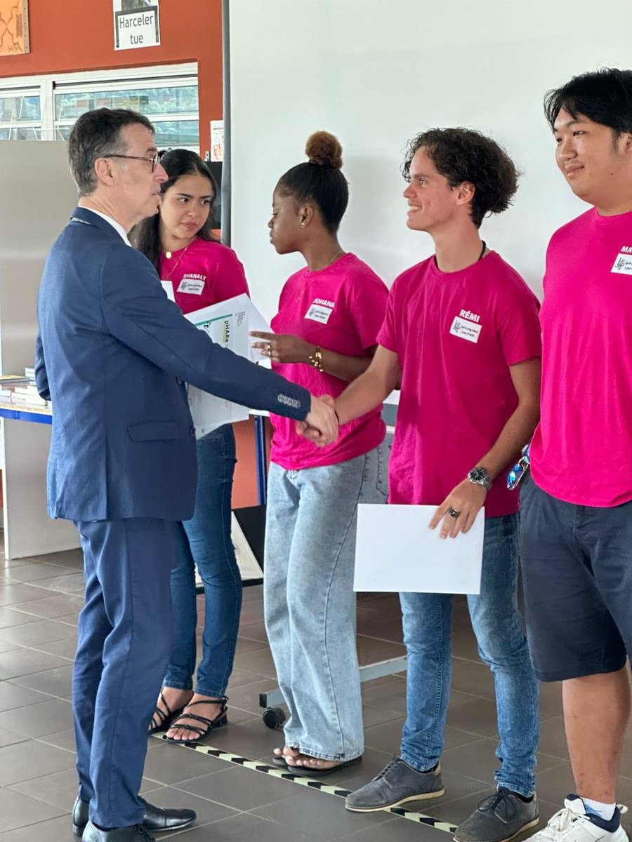 Non au harcèlement !
Les lycéens du Lycée Lama-Prévot, établissement labellisé "expert" pour ses travaux quant à la lutte contre le harcèlement, ont reçu la visite du Recteur venu féliciter les élèves et les équipes éducatives.
Il a délivré leurs diplômes aux élèves ambassadeurs.