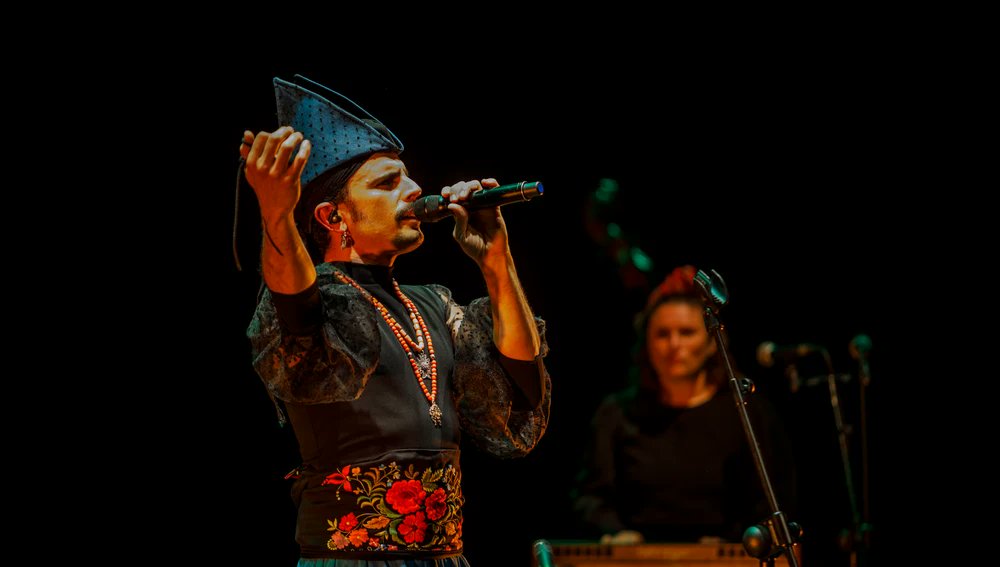 RODRIGO CUEVAS  | 𝗫𝗫𝗫𝗜𝗜 𝗙𝗘𝗦𝗧𝗜𝗩𝗔𝗟 𝗠𝗨́𝗦𝗜𝗖𝗔 𝗔𝗟 𝗖𝗔𝗦𝗧𝗘𝗟𝗟  𝗦𝗮́𝗯𝗮𝗱𝗼 𝟮𝟳 𝗱𝗲 𝗝𝘂𝗹𝗶𝗼 / 𝟮𝟯,𝟬𝟬 𝗵 𝗖𝗮𝘀𝘁𝗶𝗹𝗹𝗼 𝗱𝗲 𝗗𝗲́𝗻𝗶𝗮
¡Prepárate para bailar con el artista total que traspasa la escena del folclore que lo inspira!