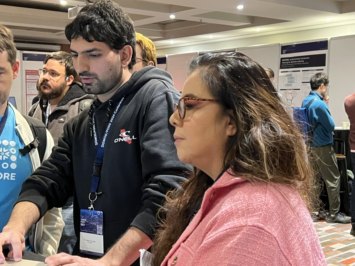 IMFDChile's tweet image. 📌Seguimos en las Demo Sessions en #SIGMOD2024: Ahora Carlos Rojas, ingeniero IMFD, y Benjamín Farías, @dccuc, presentan MillenniumDB, un motor de bases de datos de grafos open-source, que trabaja con múltiples modelos de datos y lenguajes de consulta.