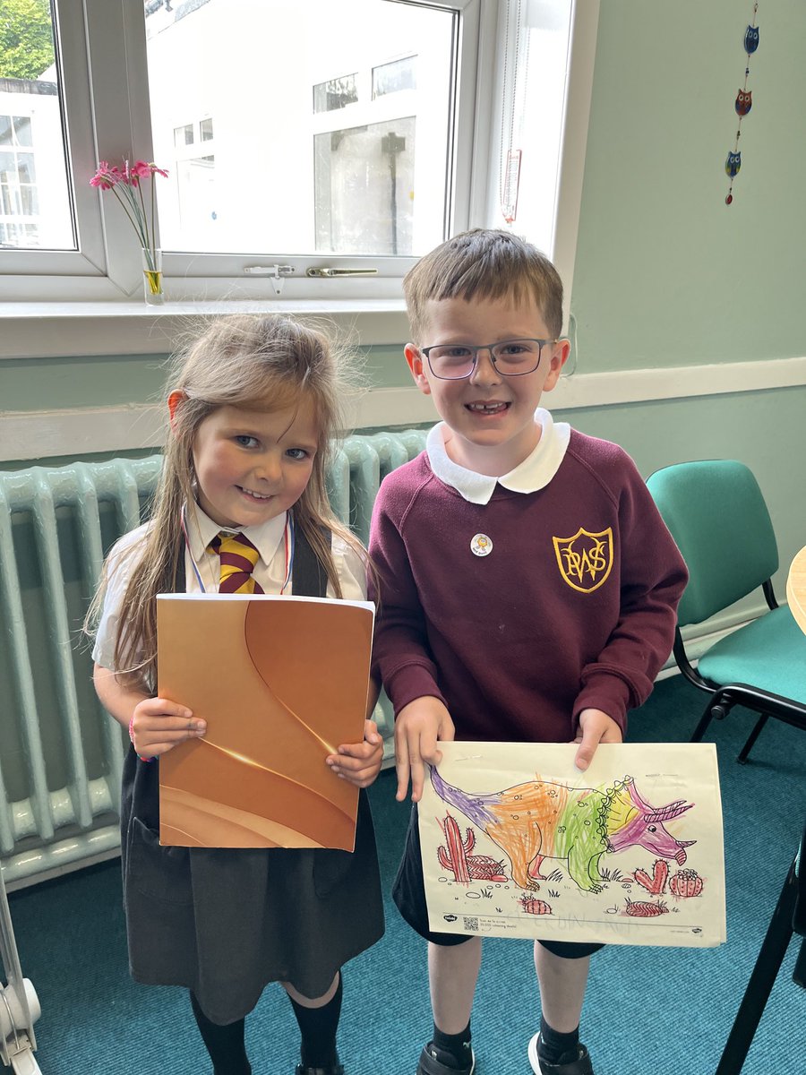 More super skills in writing and gymnastics! I had 2 wonderful crabs demonstrated to me today! #WQgoldenbook 🤩🌟🤩🌟🤸‍♀️