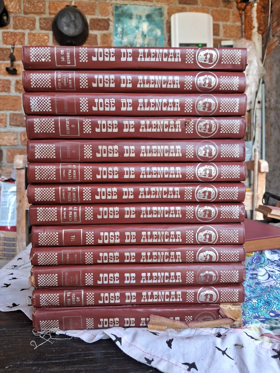 marioandrrade's tweet photo. estou vendendo uma coleção de livros do Jose de Alencar, caso alguém tenha interesse ou saiba de alguém que queira, só me chamar (vendo pelo mercado livre mas se for conhecido podemos conversar 😁) https://t.co/vxZ6UUYS7v
