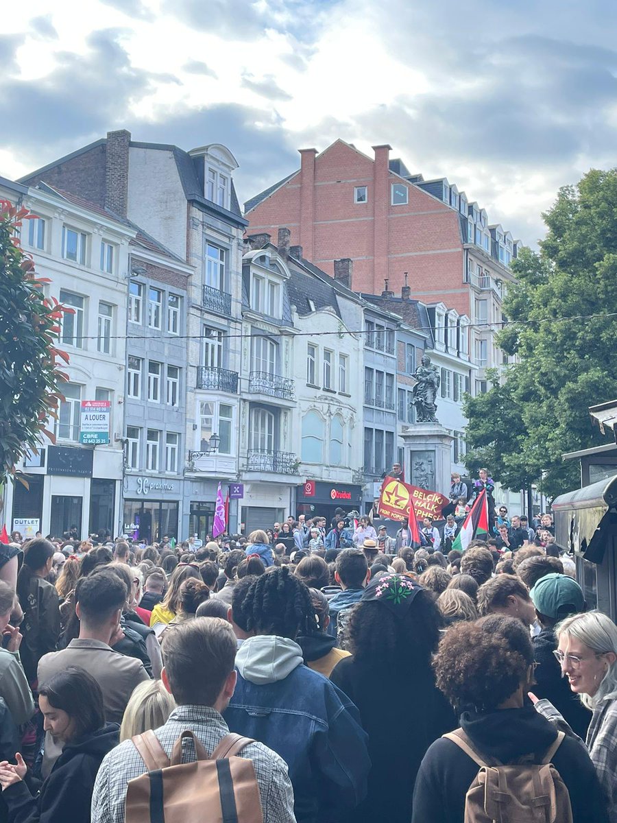 GaucheAnticap's tweet photo. 🔴 Manifestations antifascistes ce mardi 11/6 à Bruxelles et Liège face à la montée d'extrême droite aux élections en Belgique et en Europe. 👊🏽👊🏼Plusieurs milliers de personnes sont venues, beaucoup de jeunes. 
➡️RDV dimanche 12h Mont des arts à BXL!
#frontuni #onestlà https://t.co/NLqZImqGQJ