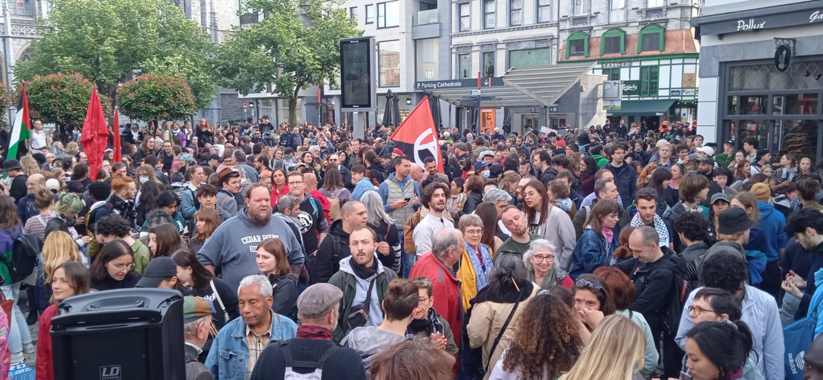 GaucheAnticap's tweet photo. 🔴 Manifestations antifascistes ce mardi 11/6 à Bruxelles et Liège face à la montée d'extrême droite aux élections en Belgique et en Europe. 👊🏽👊🏼Plusieurs milliers de personnes sont venues, beaucoup de jeunes. 
➡️RDV dimanche 12h Mont des arts à BXL!
#frontuni #onestlà https://t.co/NLqZImqGQJ
