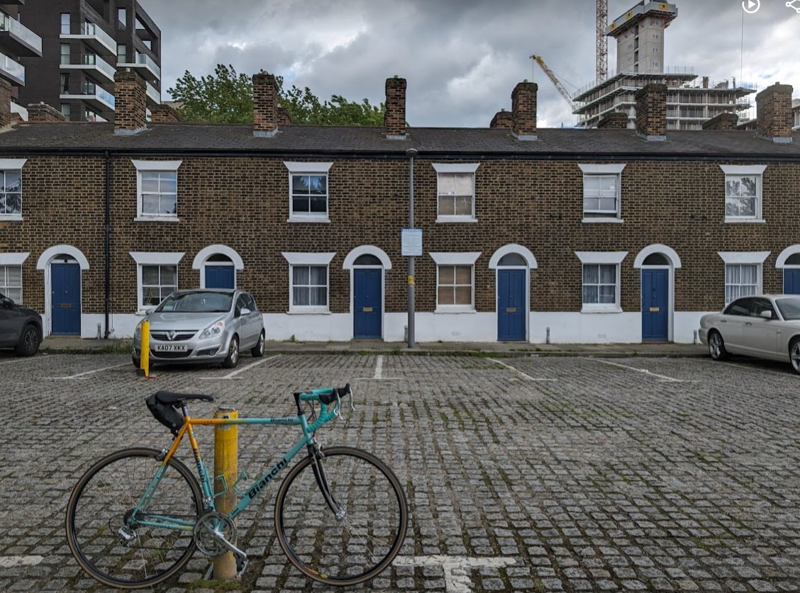 Sometimes my bike takes me to such intesresting places. I wasn't intimidated by the dirty pigeons tho... #London #britpop