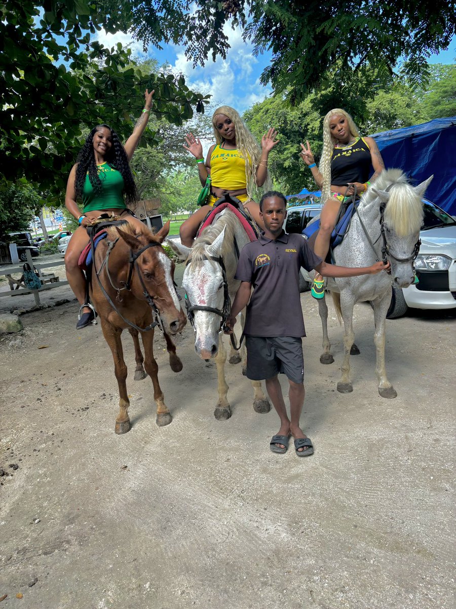 prettyyygangsta's tweet photo. Get you some friends and go to Jamaica 🇯🇲 #BADGALS https://t.co/GFr06uepGL