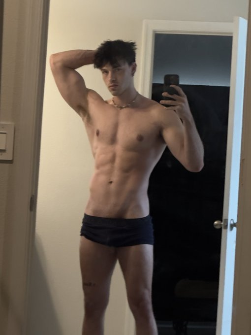 Comment &ldquo;hi&rdquo; if you want more pics in ur dms :) https://t.co/J06Jbyv3tG