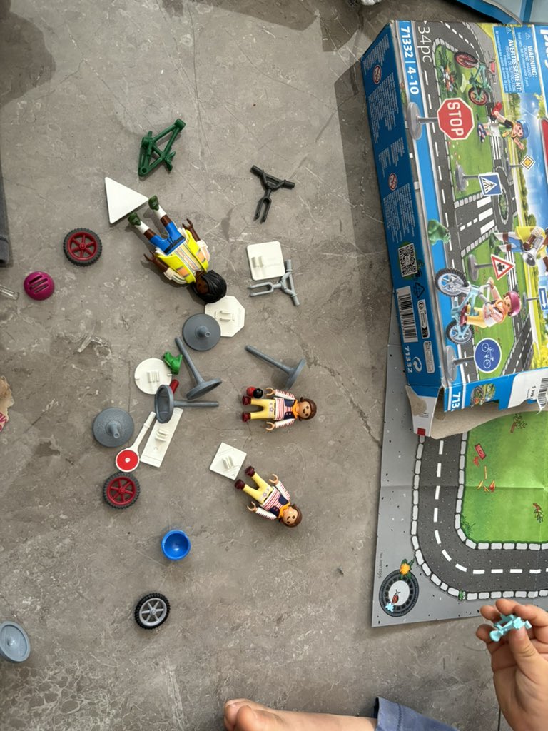 AdalbertoBarron's tweet photo. @playmobil Estimado Playmobil, en días pasados el 06/06/2024 he comprado un set de juego de educación vial 71332, el cual dentro venía con dos niñas y en el empaque refiere debe contener una niña y un niño, comentó el caso para que tomen en cuenta y no le pase esto a más clientes https://t.co/MreiJAXKVE