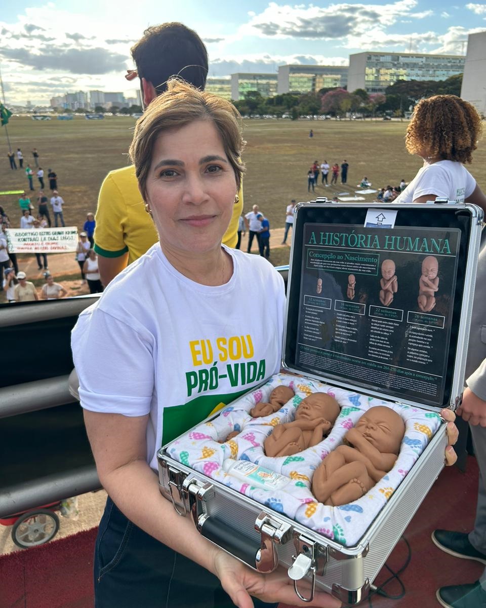 dramayraoficial's tweet photo. Que alegria indescritível estar em Brasília, lutando pelo PL1904, que equipara o aborto a homicídio. Sinto-me abençoada por fazer parte deste momento histórico. Quanta paz! https://t.co/9FEZBYZupc