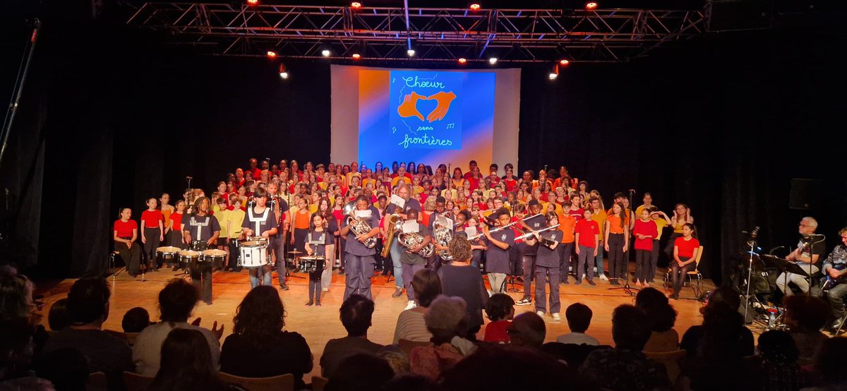 180 élèves des clg de Dompierre, St Martin de Ré et <a href="/college_pmf_LR/">Collège Pierre Mendes-France La Rochelle</a> réunis ensemble en chorale autour du thème « chœur sans frontières». En ouverture de la soirée, le concert de la Classe orchestre du <a href="/college_pmf_LR/">Collège Pierre Mendes-France La Rochelle</a>. Un spectacle de grande qualité ! #Edmus