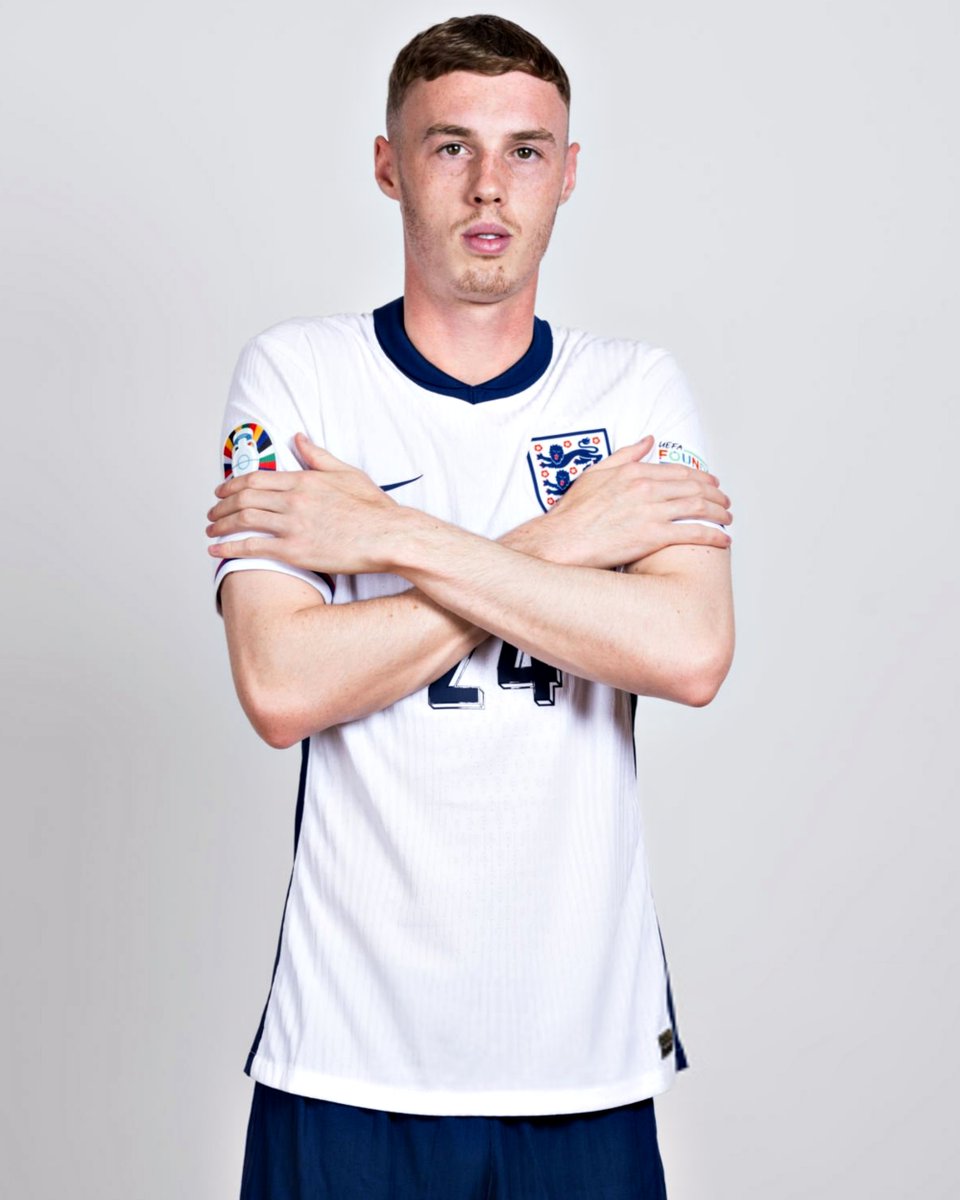 Cole Palmer não ficou muito favorecido nas fotografias oficiais do Europeu 🙃