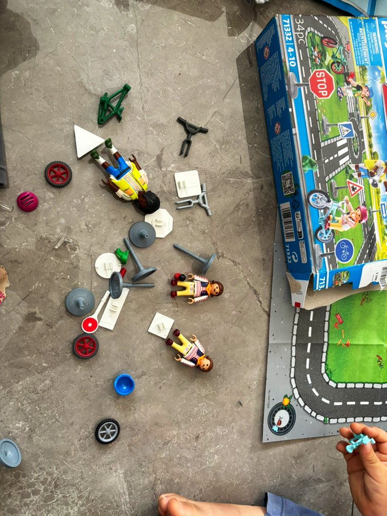 AdalbertoBarron's tweet photo. @playmobilmexico Estimado Playmobil, en días pasados el 06/06/2024 he comprado un set de juego de educación vial 71332, el cual dentro venía con dos niñas y en el empaque refiere debe contener una niña y un niño, el caso para que tomen en cuenta y no le pase esto a más clientes https://t.co/nrzKSdXhSI