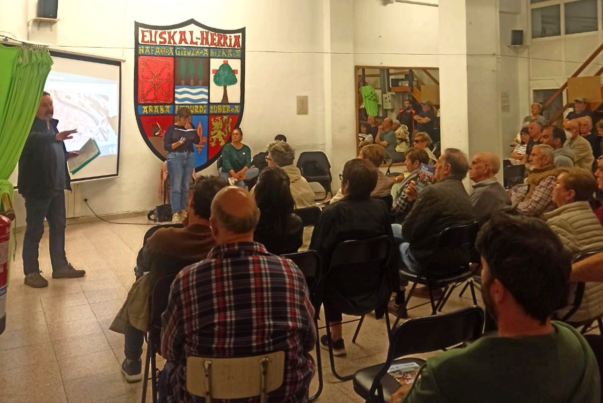 #Iztieta #Ondartxo|ko auzo-batzarrean ere hizketagai asko izan ditugu. Besteak beste, #Altzate|ko auzo berriak ekarriko duenaz jardun dugu.

Eskerrik asko a las vecinas y vecinos que os habéis acercado. Seguimos conversando para seguir mejorando.