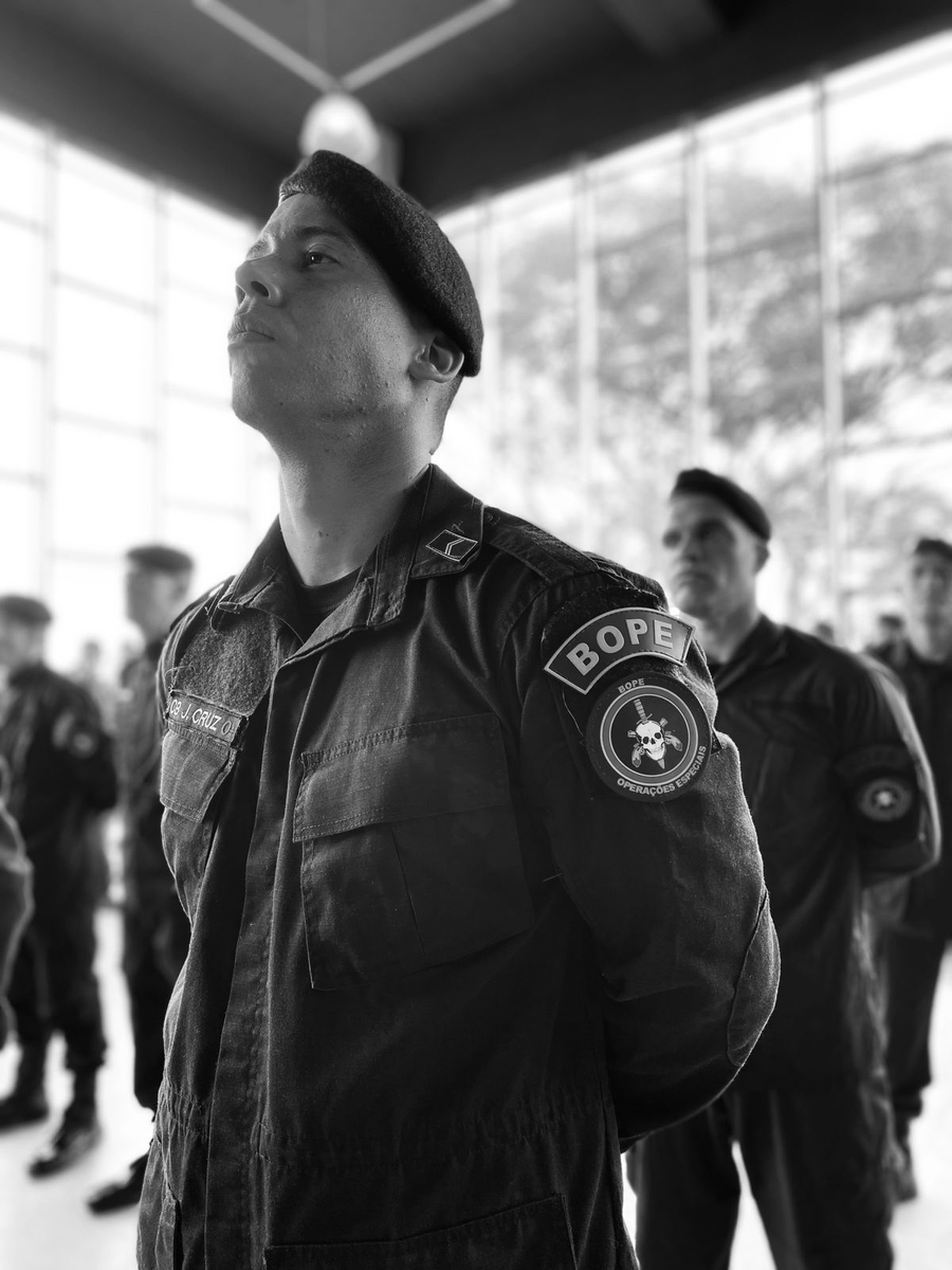 PMERJ's tweet photo. Lamentamos profundamente a morte do Sargento J. Cruz, lotado no Batalhão de Operações Policiais Especiais (BOPE), ocorrida durante uma ação do Comando de Operações Especiais (COE) na manhã desta terça-feira (11/06) em comunidades do Complexo da Maré, na Zona Norte da capital. https://t.co/o9mJiU4WvX