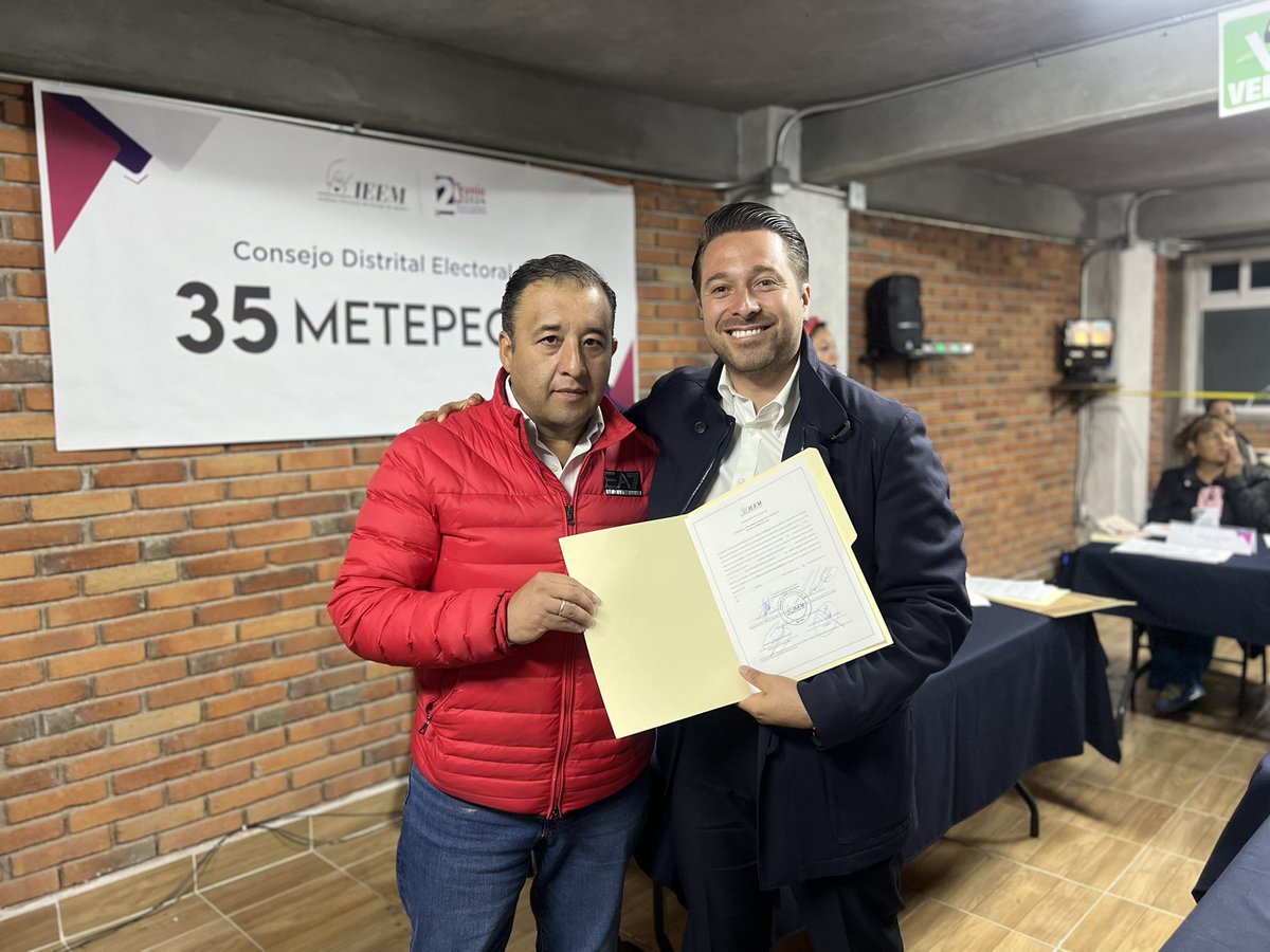 AnaLiliaHerrera's tweet photo. Enhorabuena @Mariano_Camacho por tu triunfo como diputado local; sé que tus acciones en el Congreso serán siempre en beneficio de las y los mexiquenses. 👏🏼👏🏼 https://t.co/XLvPxuwz0Z