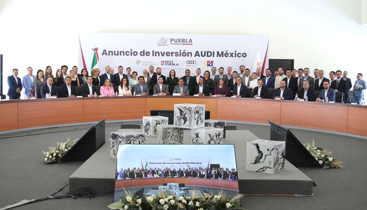 Milo_barrera's tweet photo. ✅Gran día para Puebla, y su liderazgo como Hub de Electromovilidad.

El Gobernador @SergioSalomonC junto con Tarek M. CEO de @AudideMexico  anuncian una inversión de:

+1,000 MILLONES de EUROS (1,080MDD) en Electromovilidad🚘🔋

Audi y el mundo saben que hoy es #InvestInPuebla https://t.co/0ZZccKLxQJ