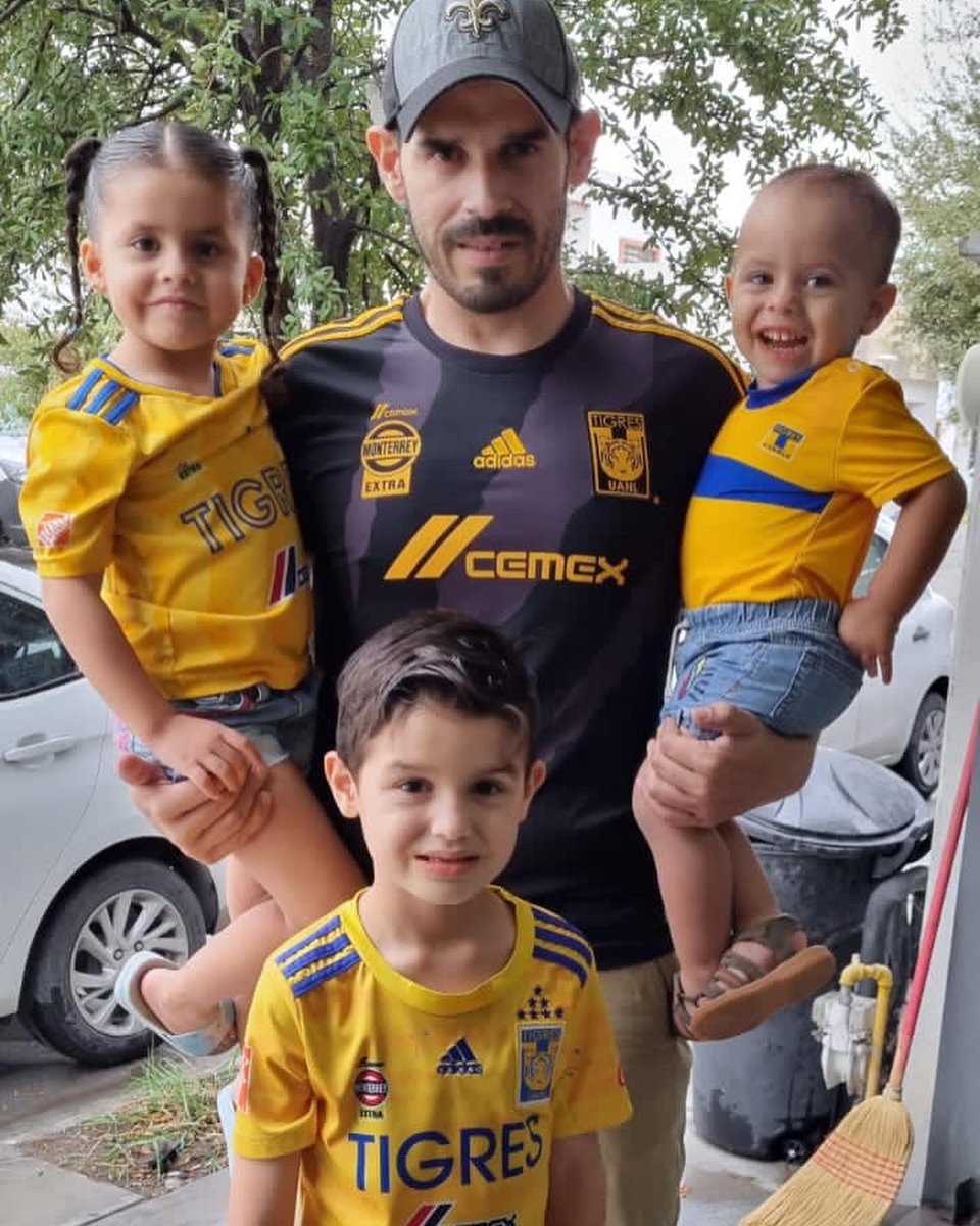 otamezb's tweet photo. @ElektraMx @RicardoBSalinas @TigresOficial @AztecaDeportes @GarciaPosti @martinolimx Con el tridente matón!! https://t.co/Lh8Tb3CjYw