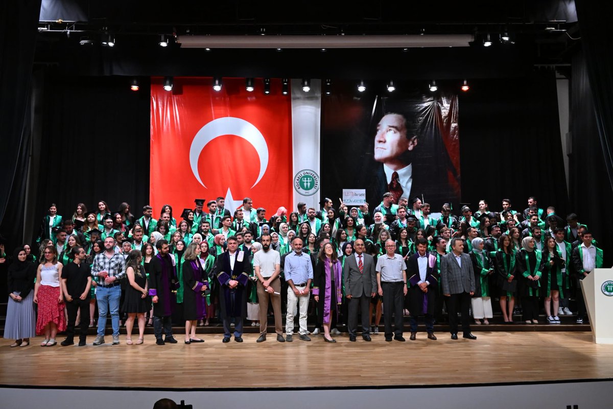 ademcaylak40's tweet photo. Kocaeli Üniversitesi Siyasal Bilgiler Fakültesi mezuniyet törenimizden. Siyaset Bilimi ve Kamu Yönetimi öğrencileri Hatice İrem Vatandaş ile Sümeyra Palabıyık Fakültemiz birincisi ve ikincisi olarak bölümümüzü gururlandırdı. Kendilerini tebrik ediyoruz. https://t.co/kuFjQVhDwK