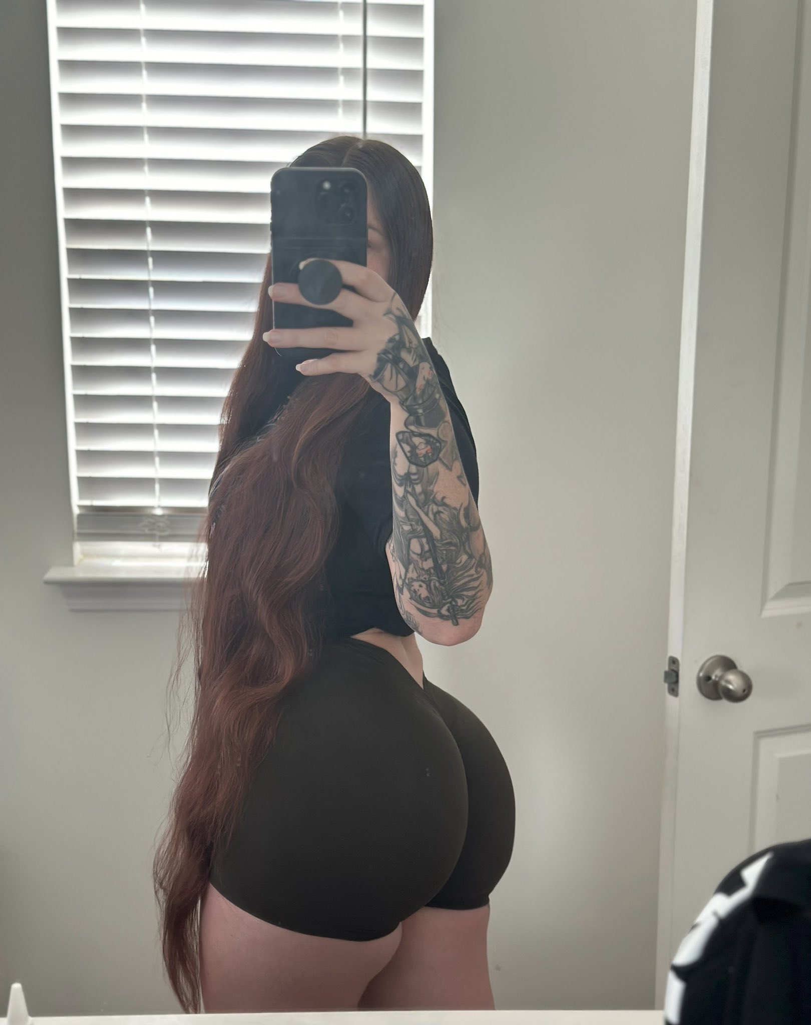 who wants to come brush my hair ? https://t.co/dqe5Gzk0S9