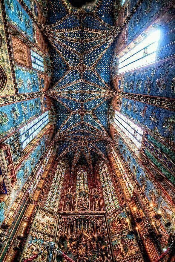 Thread on Polish Cathedrals, Churches and Basilicas.

Poland has many of the most magnificent churches in Europe, standing as magnificent jewels of European civilization.

🧵1/ Saint Mary's Basilica, Kraków 🇵🇱: