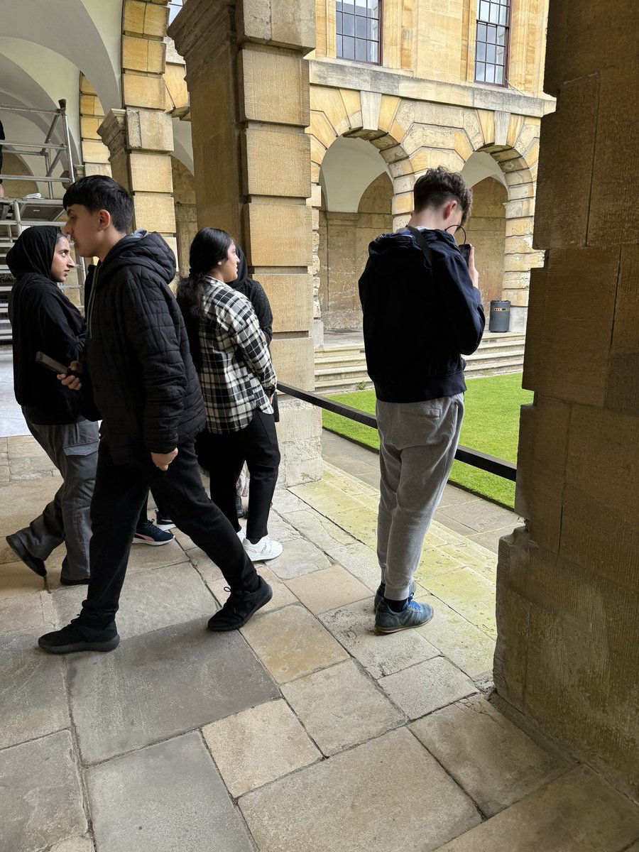 MissFClark's tweet photo. What a fantastic first day for @MarsdenHeights student’s on our Boat Race Challenge trip to @QueensCollegeOx 
with @NelsonColneColl 

Presentations tomorrow for our 6 more able students - can’t wait to hear about your research projects. https://t.co/s9jfqyrHtC