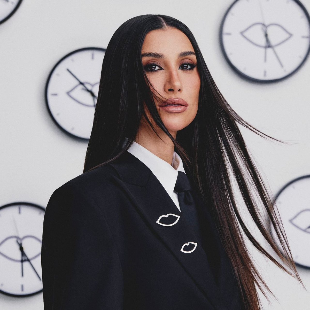 poptime's tweet photo. MEU DEUS! Boca Rosa, marca de Bianca Andrade, irá contar com 50 TONS de base em seu re-lançamento.

O produto foi nomeado como "STICK PELE" e serve de base, contorno e corretivo! https://t.co/kaAG4pkEY4