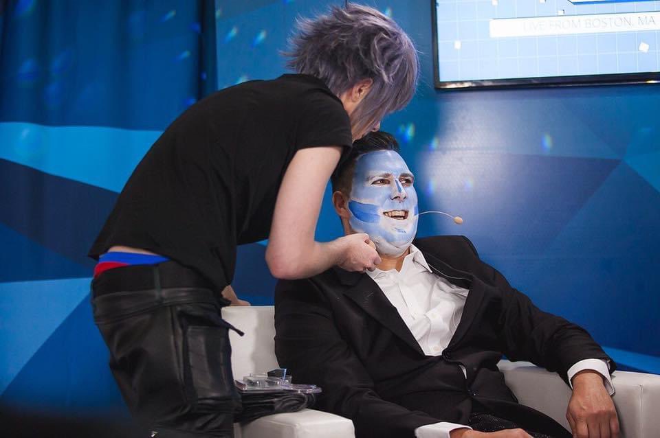 FaustFoxx's tweet photo. This is somehow the only photo I have of @Comicstorian and I together

We hadn’t actually spoken in a few years now - but he saw me through one of the darkest periods of my life, and met me with nothing but patience and understanding. 

My condolences go out to his whole family. https://t.co/knyIXAqRhT
