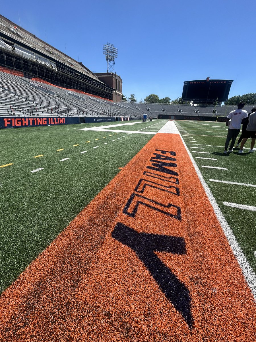 _Ethan_Tolbert's tweet photo. I am so grateful and blessed to go on an unofficial vist to @IlliniFootball today. I would love to be back on campus soon🧡
@WHSRedhawks @WestwoodFB @RO_Connell @CoachCParker @coachPatRyan https://t.co/P6aJB00XAP