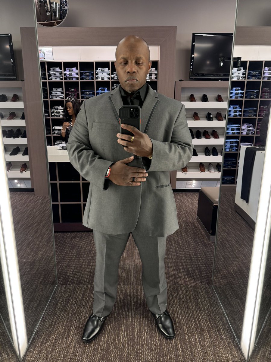 DMaxwellWSB's tweet photo. @SuitWarehouse the way ya’ll treat short and stocky people who rent a tux is a crime. You won’t alter the jacket so now I look like I’m wearing my dad’s coat 🤦🏾‍♂️ https://t.co/eQhKQqjHap