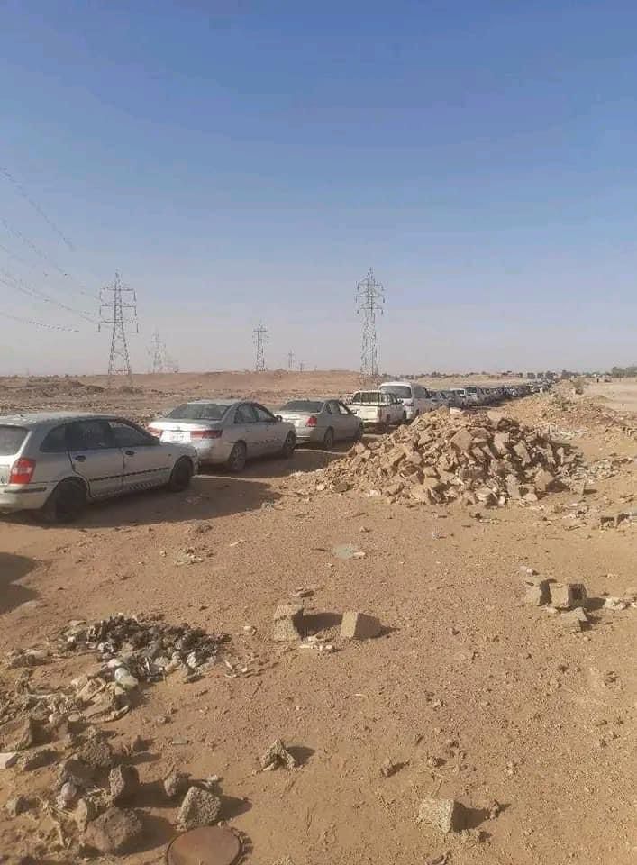 jana1964ly's tweet photo. #Awg #Fazzan
Photos|| With the continuing fuel crisis in the southern regions of Libya and the shortage of fuel... long, “endless” queues in front of a gas station in the south to get a few liters of gasoline. #Libya https://t.co/B7xpyhzhlP