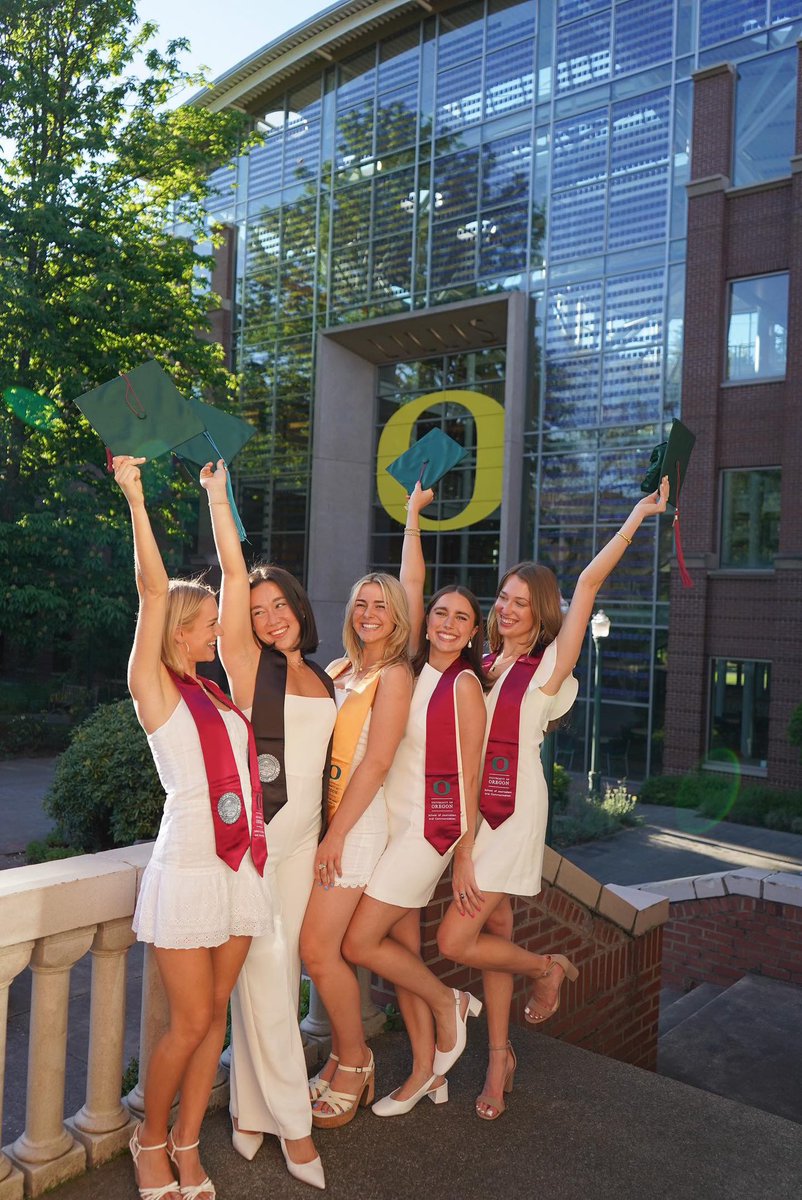 uoregon's tweet photo. Ready to soar. 🎓🦆

We are so excited to celebrate the Class of 2024 at commencement next week!👏

#DuckGrad24 https://t.co/FyqWrJUiuk