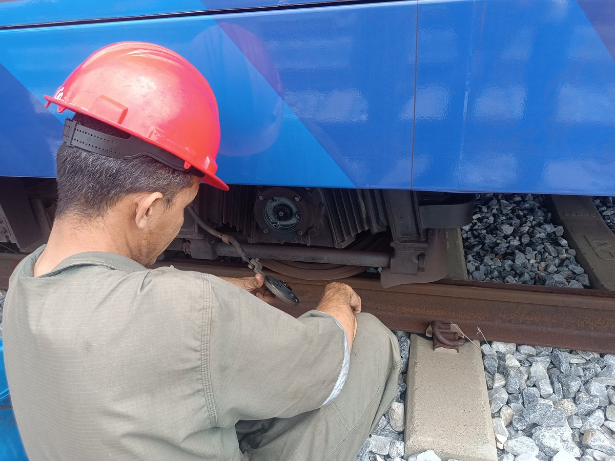 CAMETROVALENCIA's tweet photo. #11Jun ||Con apoyo de la #GMTVen impulsada por el Pdte.@NicolasMaduro seguimos avanzando en el mantenimiento de la flota de trenes. Personal de material rodante ejecutó la verificación del estado de acople de la unidad de engranaje motor de los vagones 1008 y 1001 🚧🚇 https://t.co/0uZiJFcjB0