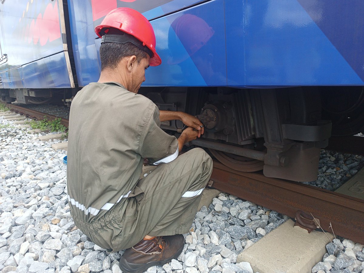 CAMETROVALENCIA's tweet photo. #11Jun ||Con apoyo de la #GMTVen impulsada por el Pdte.@NicolasMaduro seguimos avanzando en el mantenimiento de la flota de trenes. Personal de material rodante ejecutó la verificación del estado de acople de la unidad de engranaje motor de los vagones 1008 y 1001 🚧🚇 https://t.co/0uZiJFcjB0