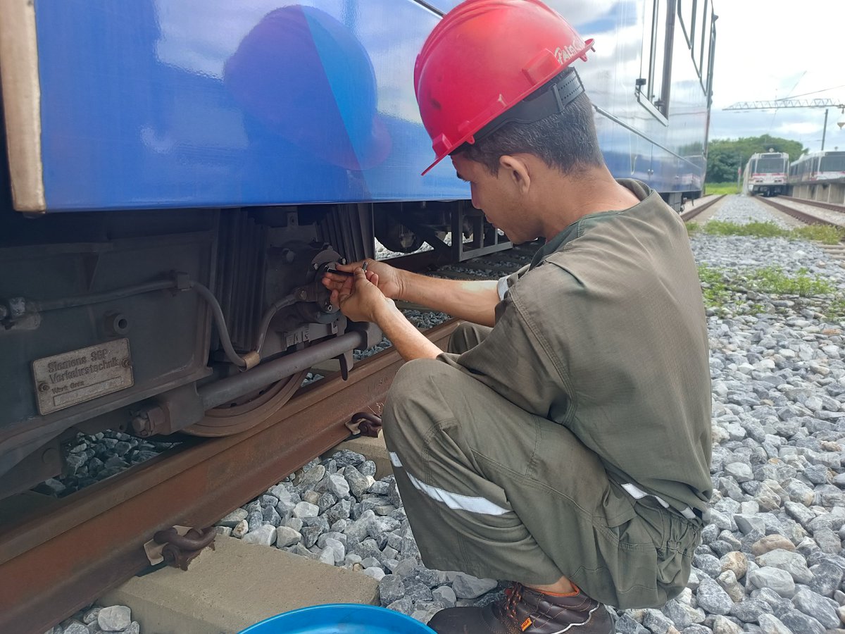 CAMETROVALENCIA's tweet photo. #11Jun ||Con apoyo de la #GMTVen impulsada por el Pdte.@NicolasMaduro seguimos avanzando en el mantenimiento de la flota de trenes. Personal de material rodante ejecutó la verificación del estado de acople de la unidad de engranaje motor de los vagones 1008 y 1001 🚧🚇 https://t.co/0uZiJFcjB0