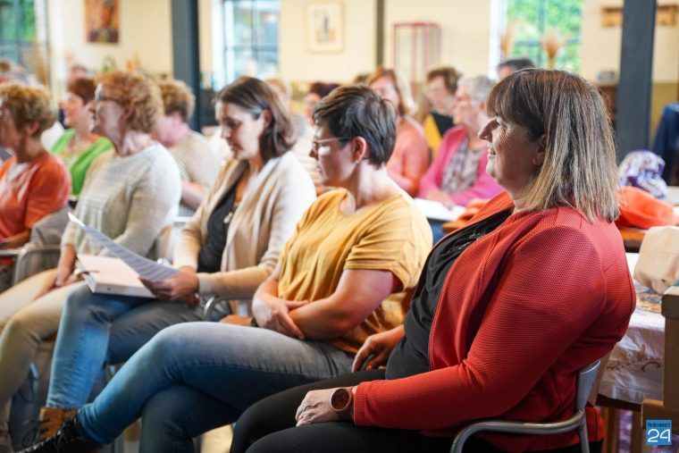 Nederweert24's tweet photo. Cultuurweek dag 6 | Reptitie bij St Odilia en meezingen met Zanggroep Young Forever op Eynderhoof https://t.co/DjtjdmOBpq https://t.co/fE1sRm7aUY