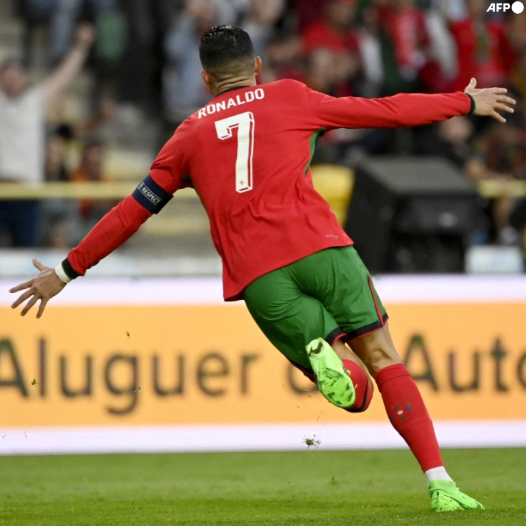 InvictosSomos's tweet image. Saluden al PRIMER FUTBOLISTA que alcanza los 130 GOLES INTERNACIONALES. Saluden al máximo goleador histórico del fútbol de selecciones. Y saluden al máximo goleador en toda la historia del fútbol mundial. De pie, por favor, ante Cristiano Ronaldo dos Santos Aveiro. IRREPETIBLE.