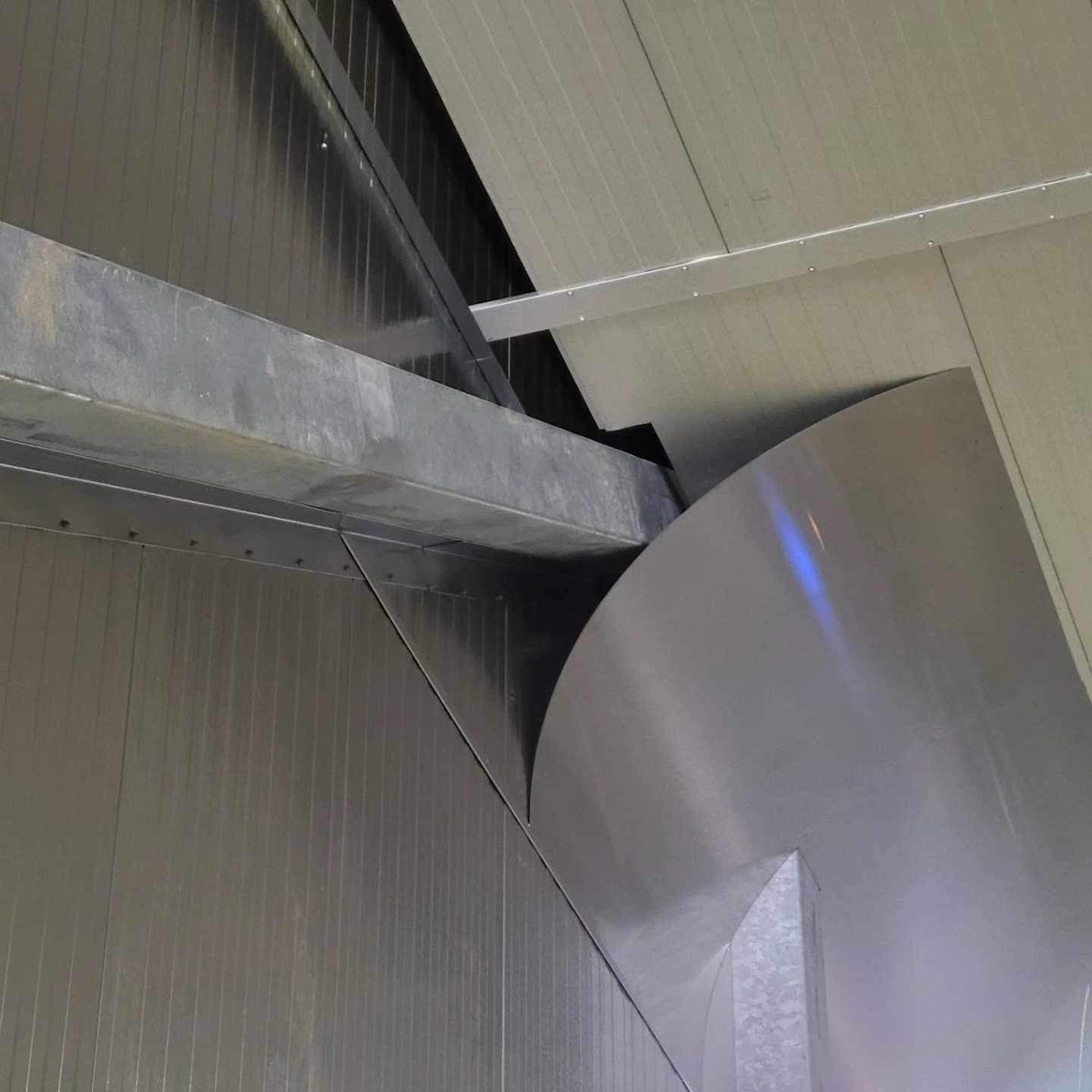 MidAmCarpenters's tweet image. Daniel Wojciechowski #Local58 and Mike Hebert #Local174 making some perfect curvature of radial soffit sheet metal at a meat packing plant in Aurora, IL 🙌🙌